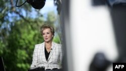 Ministra americană a Educației, Linda McMahon, vorbind unei televiziuni în grădina Casei Albe, pe fundalul confruntării între administrația Trump și Universitatea Harvard, pe 16 aprilie 2025