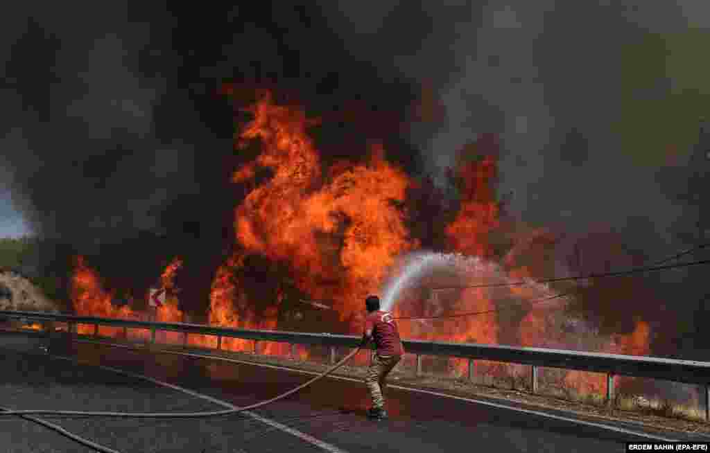 Vatrogasci pokušavaju da ugase požare u seoskom okrugu Marmaris u Mugli, u Turskoj, 1. avgusta 2021.