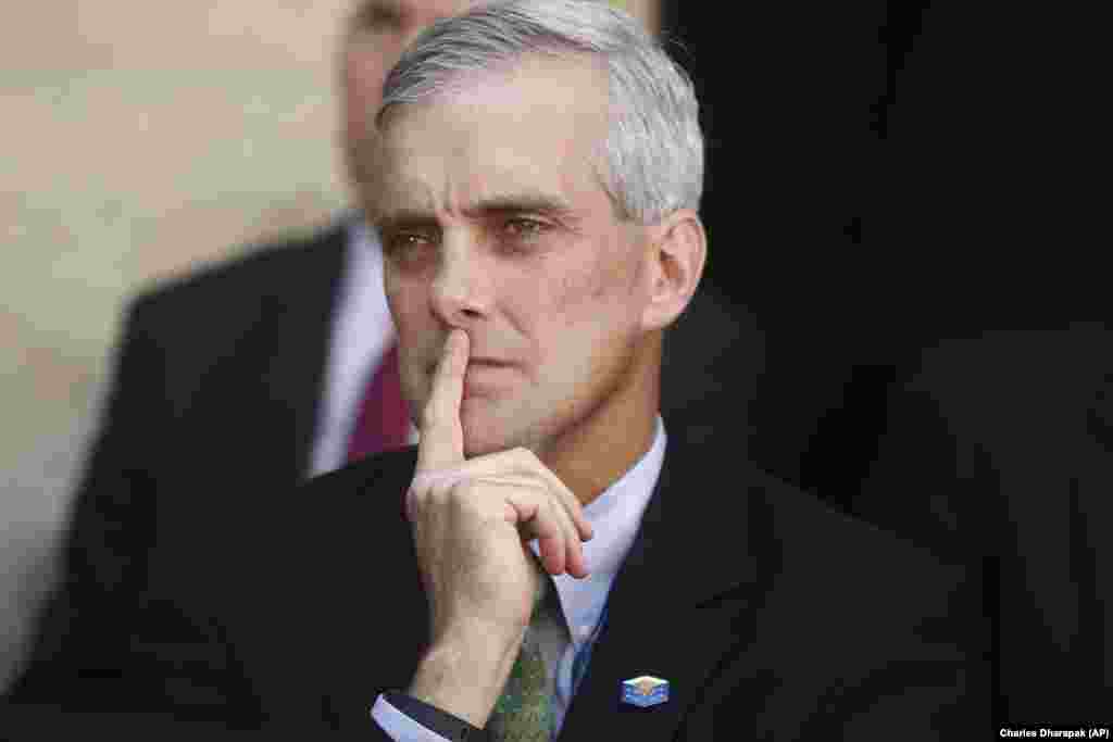 Secretar pentru problemele veteranilor - Denis McDonough Oferă consiliere cu privire la serviciile guvernului federal pentru veteranii armatei americane, inclusiv asistența medicală și&nbsp; pentrubeneficii financiare și educaționale. Denis McDonough a fost șef de cabinet al fostului președinte Barack Obama din 2013 până în 2017 și, anterior, a fost adjunct al consilierul lui Obama pentru securitate națională.