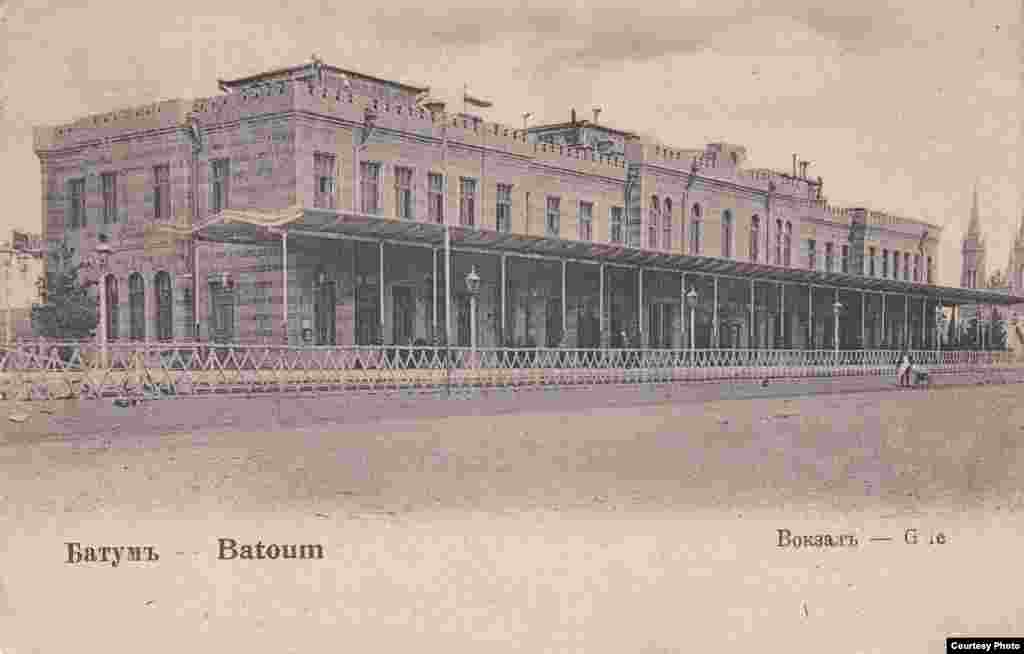 ამ უბანს ბათუმელები დღემდე&nbsp; ჭაობის დასახლებას ეძახიან. ჭავჭავაძის ქუჩაზე ისტორიულ შენობაში ახლა ბანკის ოფისია, ირგვლივ კი მრავალსართულიანი კორპუსები გაჩნდა.