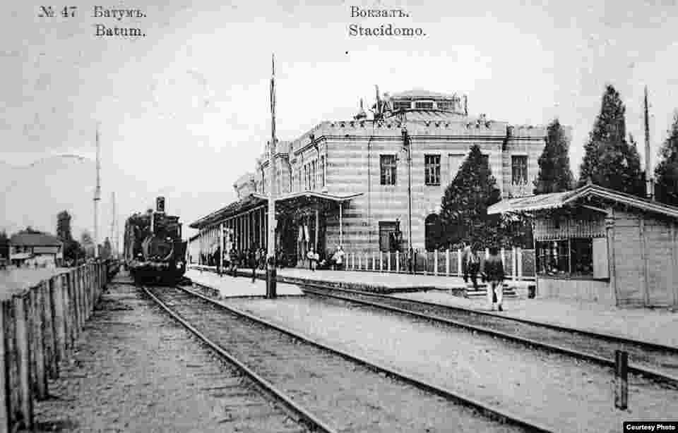 ბათუმის ცენტრალური სადგურის შენობა XIX საუკუნის ბოლოს აშენდა. საგანგებოდ მშენებლობისთვის ქალაქის&nbsp; მმართველობამ ამ ადგილზე&nbsp; ჭაობი დააშრო.&nbsp;&nbsp;