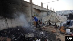 Чад се крева од пепел во шаторска област, еден ден по нападот во областа Ал-Маваси, северозападно од палестинскиот град Рафа, на 22 јуни 2024 година.