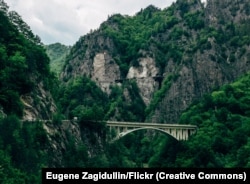 Două niveluri ale drumului Transfăgărășan vizibile pe măsură ce acesta se înalță spre porțiunea alpină a Munților Făgăraș.