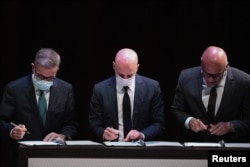 Fotografija s prošlogodišnjeg potpisivanja nacrta sporazuma o dijalogu vlade i opozicije u Venecueli. Predstavnik opozicije u Venecueli (lijevo), predstavnik norveške vlade (C) i predsjednik venecuelanskog Parlamenta (desno) u Meksiko Sitiju, 13. avgust 2021.