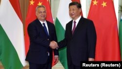 Унгарскиот премиер Виктор Орбан се ракува со кинескиот претседател Си Џинпинг за време на посетата на Пекинг во 2019 година.