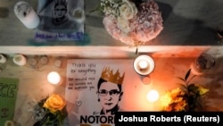 Луѓе оставаат пораки по смртта на судијката Гинсбург.