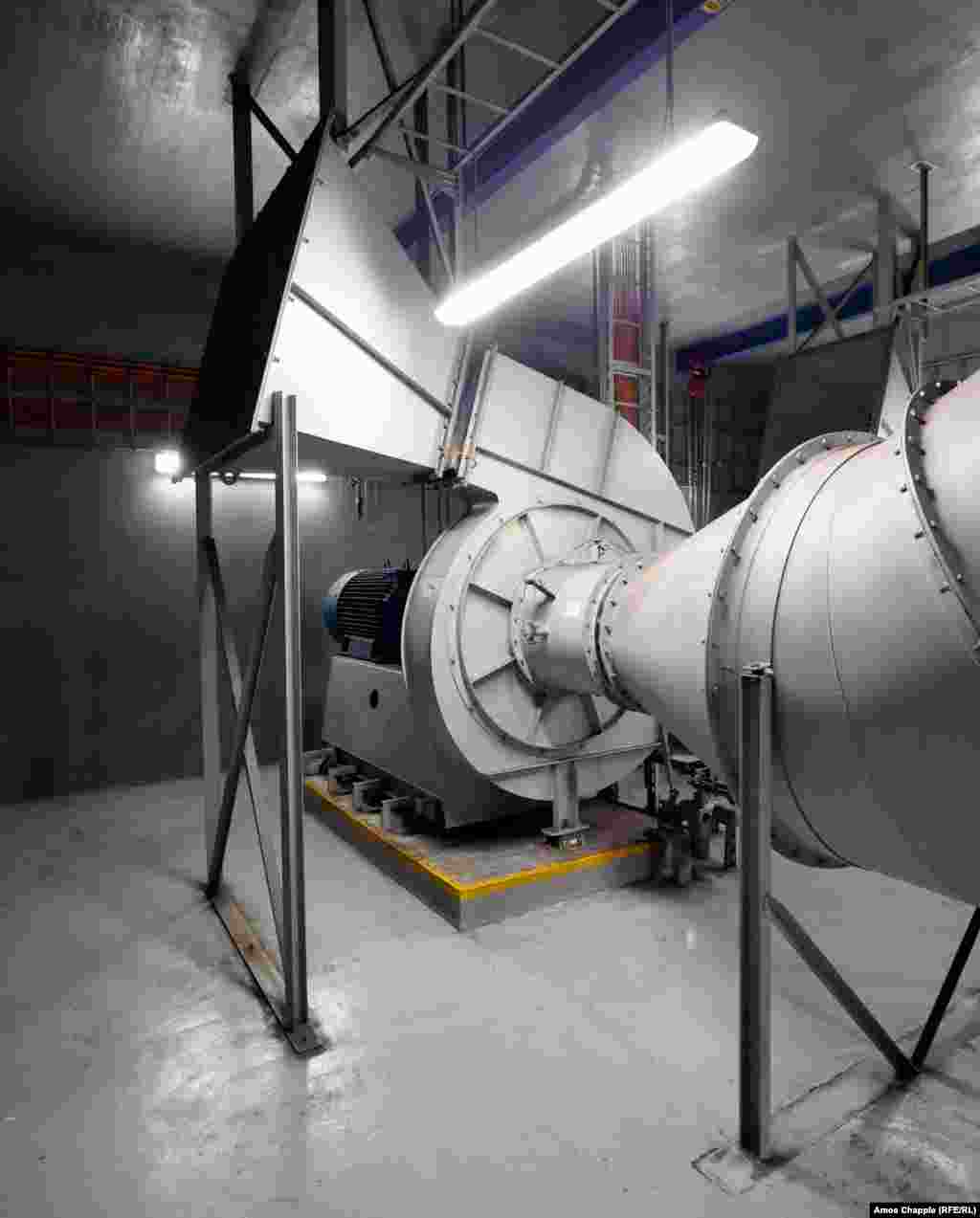 Вентилятор в помещении, которое, по словам рабочих, оглушительно громко шумит во время работы OSM. Йозеф Филип, технический менеджер OSM, рассказал Азаттыку, что информация о сети убежищ была государственной тайной при поддерживаемом Советским Союзом коммунистическом режиме в Чехословакии. &laquo;Она была построена во время Холодной войны, и в то время она находилась под контролем военных&raquo;, &mdash; говорит он