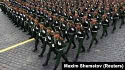 Ruski vojnici marširaju na paradi povodom Dana pobede na Crvenom trgu u Moskvi, 9. maj