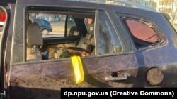 Potrivit anchetei, la momentul exploziei, oficialul se afla în interiorul autoturismului împreună cu soția sa.
