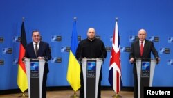 Министр обороны Великобритании Джон Хили (справа), министр обороны Германии Борис Писториус (слева) и министр обороны Украины Рустем Умеров (в центре) на пресс-конференции после заседания Контактной группы, Брюссель, Бельгия, 11 апреля 2025 года