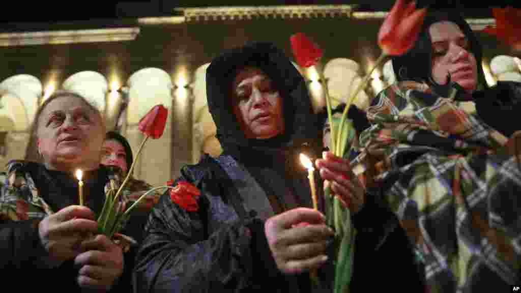 Gruzijci pale svijeće na godišnjicu takozvane Tbilisijske tragedije u kojoj je 20 ljudi ubijeno 9. aprila 1989. godine tokom antisovjetske demonstracije, obilježavajući Dan jedinstva u gruzijskom parlamentu u Tbilisiju.