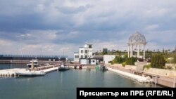 Пристанището до резиденцията на Ахмед Доган в "Росенец" и двуетажната допълнителна постройка, за които няма одобрен проект