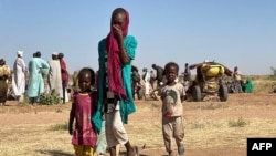 د سودان د ډارفور ښار له شمال څخه بېځایه شوي کډوال (آرشیف)