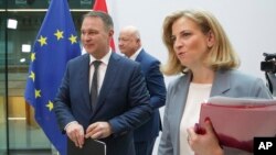Kristijan Stoker iz Narodne stranke (OeVP), Andreas Babler iz Socijaldemokrata (SPOe), levo, i Beate Majnl-Rajzinger iz NEOS-a, desno, napuštaju konferenciju za novinare nakon dogovora o formiranju koalicione vlade u Beču, 27. februara 2025.
