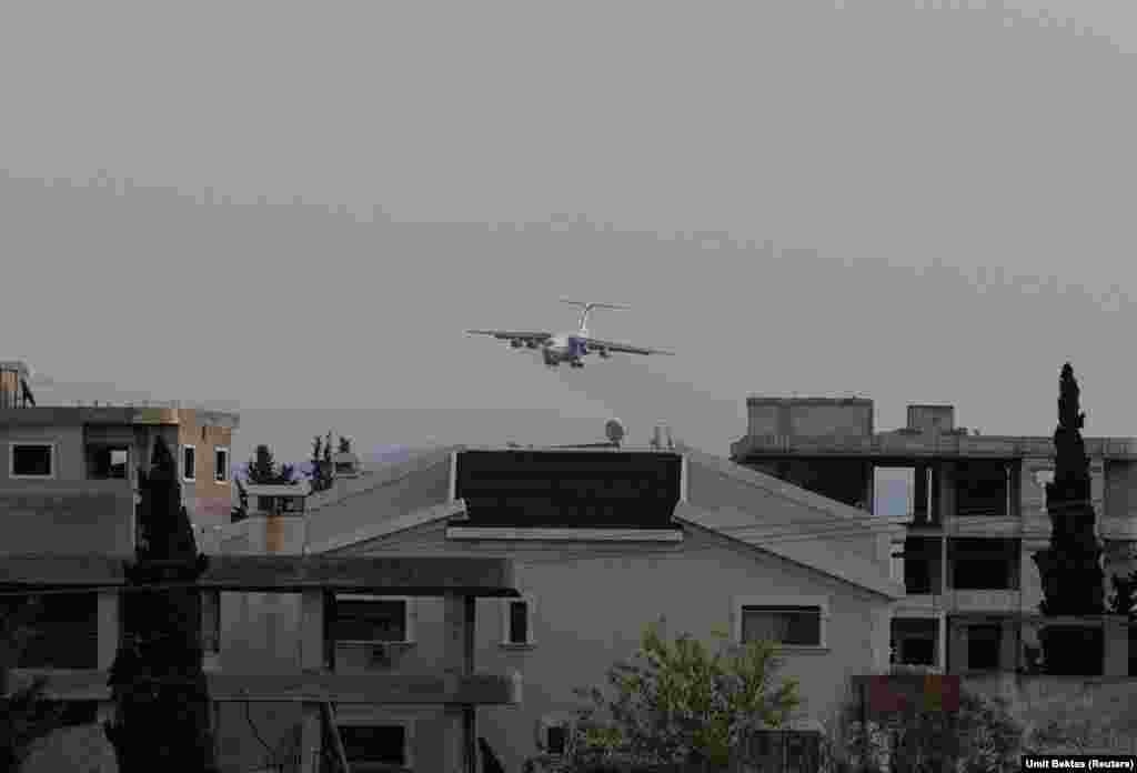 Ruski transporter približava se objektu Hmeimim. Za Bektasa je nova stvarnost koja najviše iznenađuje oko ruske baze činjenica da on uopšte može tamo raditi. &quot;U prošlosti je bilo nemoguće otići u Latakiju i snimati ovakve slike, bili biste uhapšeni u prvoj minuti&quot;, kaže on. &nbsp;