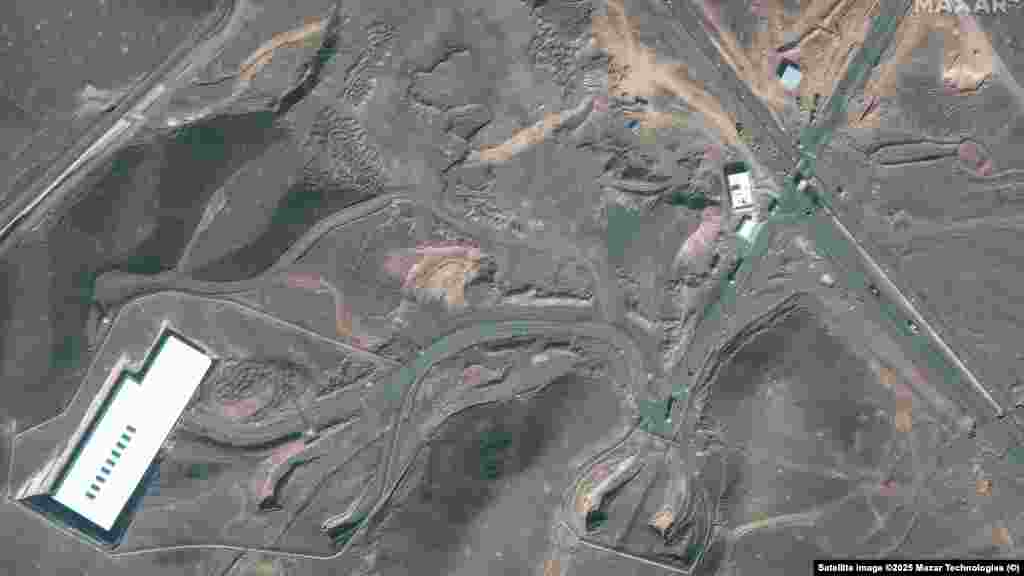 Teherautók és buldózerek a fordói földalatti létesítmény bejáratánál a bombázás előtt. Az iráni vezetés azt állítja, hogy még az amerikai támadást megelőzően elszállították a nukleáris eszközöket mindhárom célpontról