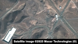 Teherautók és buldózerek a Fordo föld alatti nukleáris létesítmény bejárata előtt, 2025. június 20-án, az amerikai támadás előtt 