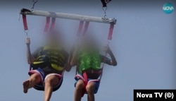 Стара снимка на парасейлинг атракцион в Несебър, на която се виждат протрити въжета и колани.