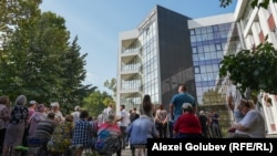 Protest în fața Curții de Apel, unde judecătorii examinau dosarul în care Ministerul Justiției cere dizolvarea a patru partide afiliate lui Ilan Șor.