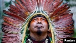 Бразилският вожд Нинава Хуни Куи, вожд на коренното население Хуни Куи в Амазония и избран президент на Федерацията Хуни Куи на щата Акре, позира преди участие в срещата на върха ChangeNOW 2025 в Париж, Франция, 23 април 2025 г.
