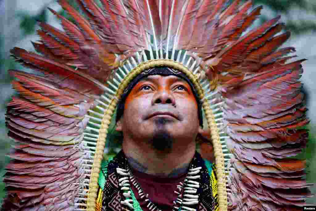 Вождь коренного народа Бразилии Нинава Хуни Куи позирует перед участием в саммите ChangeNOW 2025 в Париже, Франция, 23 апреля 2025 года. REUTERS/Stephanie Lecocq 
