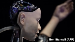 Илустрација - робот со човечки лик