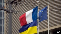 La ambasada franceză din Beijing, steagurile UE și Ucrainei sunt la loc de cinste. La fel procedează cam toate ambasadele țărilor UE din China.