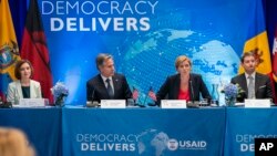 Sekretari amerikan i Shtetit, Antony Blinken me Samantha Power nga Agjencia për Zhvillim Ndërkombëtar (USAID). Fotografi nga arkivi.