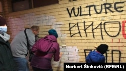 Aktivisti čiste uvredljive grafite ispisane na zgradi novinara Dinka Gruhonjića, Novi Sad, Srbija