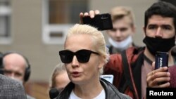 იულია ნავალნაია ჟურნალისტებს ესაუბრება ომსკის საავადმყოფოსთან, სადაც ალექსეი ნავალნი თვითმფრინავით ჩაიყვანეს. 2020 წლის 21 აგვისტო. Reuters-ის ფოტო