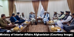 Reprezentantul special al Pakistanului pentru Afganistan, Muhammad Sadiq (centru stânga), s-a întâlnit cu ministrul taliban al afacerilor interne, Sirajuddin Haqqani, la Kabul, la 24 decembrie.