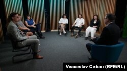 În studioul Europei Libere, tinerii alegători îi adresează întrebări lui Marcel Spatari, reprezentant PAS, într-o ediție electorală a podcastului „Pe Agendă”.