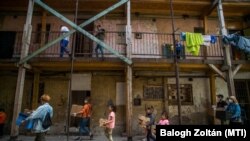 Ők maradtak a vonal alatt: önkéntesek ételt osztanak Budapesten a Hős utcában lakó rászorulóknak 2020. április 29-én