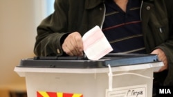 Во вториот круг од локалните избори, граѓаните бираат градоначалници во 33 општини, вклучително и во Градот Скопје.