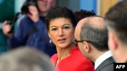 Sahra Wagenknecht (centru) înaintea conferinței de presă din 8 ianuarie, de la Berlin, consacrată lansării noului ei partid. (Foto: JOHN MACDOUGALL / AFP)