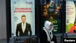 Șeful partidului Motoriștii, Filip Turek (în pancarta electorală) promite să salveze industria auto cehă. 