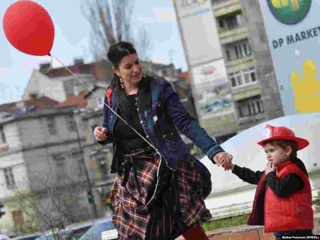 Udruženje za razvoj i promicanje umjetničke djelatnosti "Magacin Kabare" priredilo je na gradskim ulicama neobični performans "Rejon sreće", obilježavajući time 6. april, Dan Grada Sarajeva, Foto: Midhat Poturović