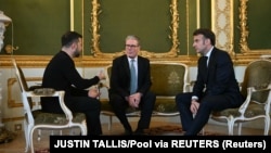 Kryeministri britanik, Keir Starmer (në mes) me presidentin francez, Emmanuel Macron (djathtas) dhe atë të Ukrainës, Volodymyr Zelensky në një samit të mbajtur javë më parë.