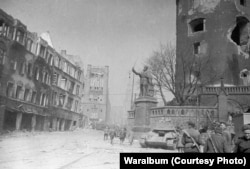 Po okončanju rata 1945. godine, Konigsberg je bio razoren, njegovo historijsko središte bilo je sravnjeno na zemljom u britanskom bombardovanju u augustu 1944. godine, a ostali dio uništen neumoljivim maršem sovjetske Crvene armije na Berlin.