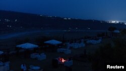 O familie stă într-un restaurant deschis chiar înainte de un presupus atac pakistanez în Jammu. 8 mai 2025