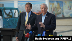 Инициаторы законопроекта о санкциях против покупателей российских энергоресурсов сенаторы республиканец Линдси Грэм (справа) и демократ Ричард Блументол в Киеве . 30 мая, 2025