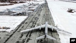 Un bombardier Tu-95, pregătindu-se de decolare la baza aeriană Engels de pe râul Volga, într-o imagine publicată de ministerul rus al Apărării pe 24 ianuarie 2022. Engels este principalul aeroport pentru bombardierele strategice nucleare ale Rusiei, situat lângă orașul Saratov.