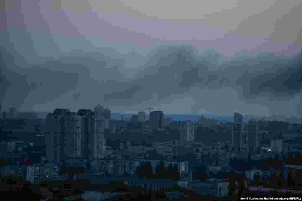 Dim se nadvija nad Kijevom dok sviće 6. juna