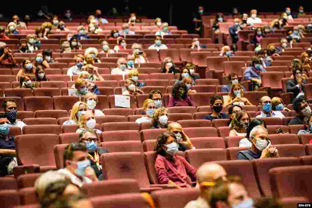 Publika na prikazivanju novog dokumentarnog filma &#39;Molecole&#39;, koji je snimljen tokom zatvaranja u Veneciji, 1. septembar, 2020.