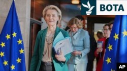 Presidentja e Komisionit Evropian, Ursula von der Leyen, mbërrin në takimin javor të Kolegjit të Komisionerëve në selinë e BE-së në Bruksel, më 19 mars.