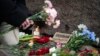 Луѓето положуваат цвеќе за да ја одбележат смртта на опозицискиот лидер Алексеј Навални на споменикот на жртвите на политичката репресија во Советскиот Сојуз, Москва, 17 февруари 2024 