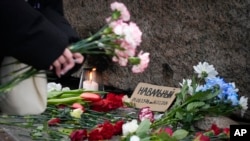 Луѓе му оддаваат почит на Навални.