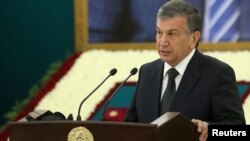 Шавкат Мирзияев, премьер-министр Узбекистана, выступает на церемонии прощания с первым президентом страны Исламом Каримовым. Самарканд, 3 сентября 2016 года.