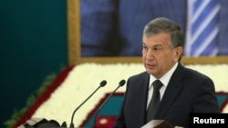Uzbek interim leader and then-prime minister Shavkat Mirziyoyev delivers a speech during a mourning ceremony in Samarkand on September 3.