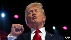 La Convenția republicană de la Milwaukee, Wisconsin, Trump a purtat un bandaj alb pe urechea dreaptă, unde l-a lovit glonțul în atentatul din Pennsylvania. 